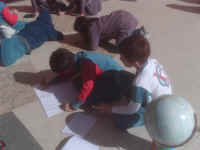 niños haciendo carteles.JPG (592106 byte)